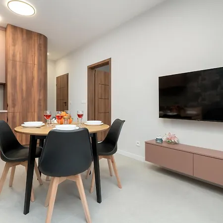 Wieniawskiego With Balcony Stacja Estate By Renters *