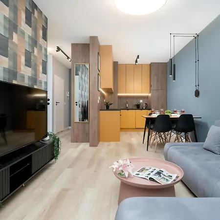 Wieniawskiego With Balcony Stacja Estate By Renters 아파트 우치